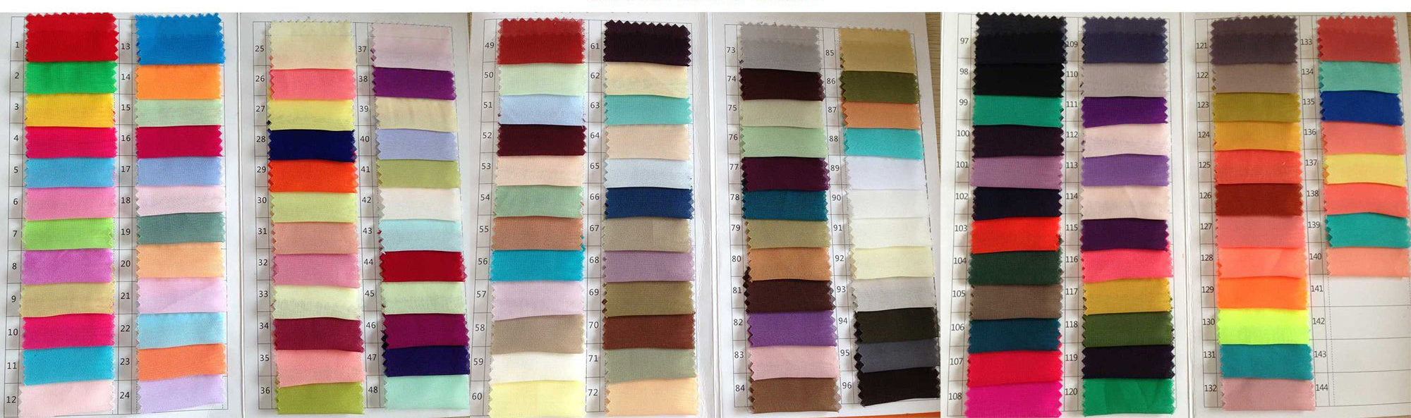 Robe de bal fuchsia en mousseline à volants et col en V avec fente TP1278