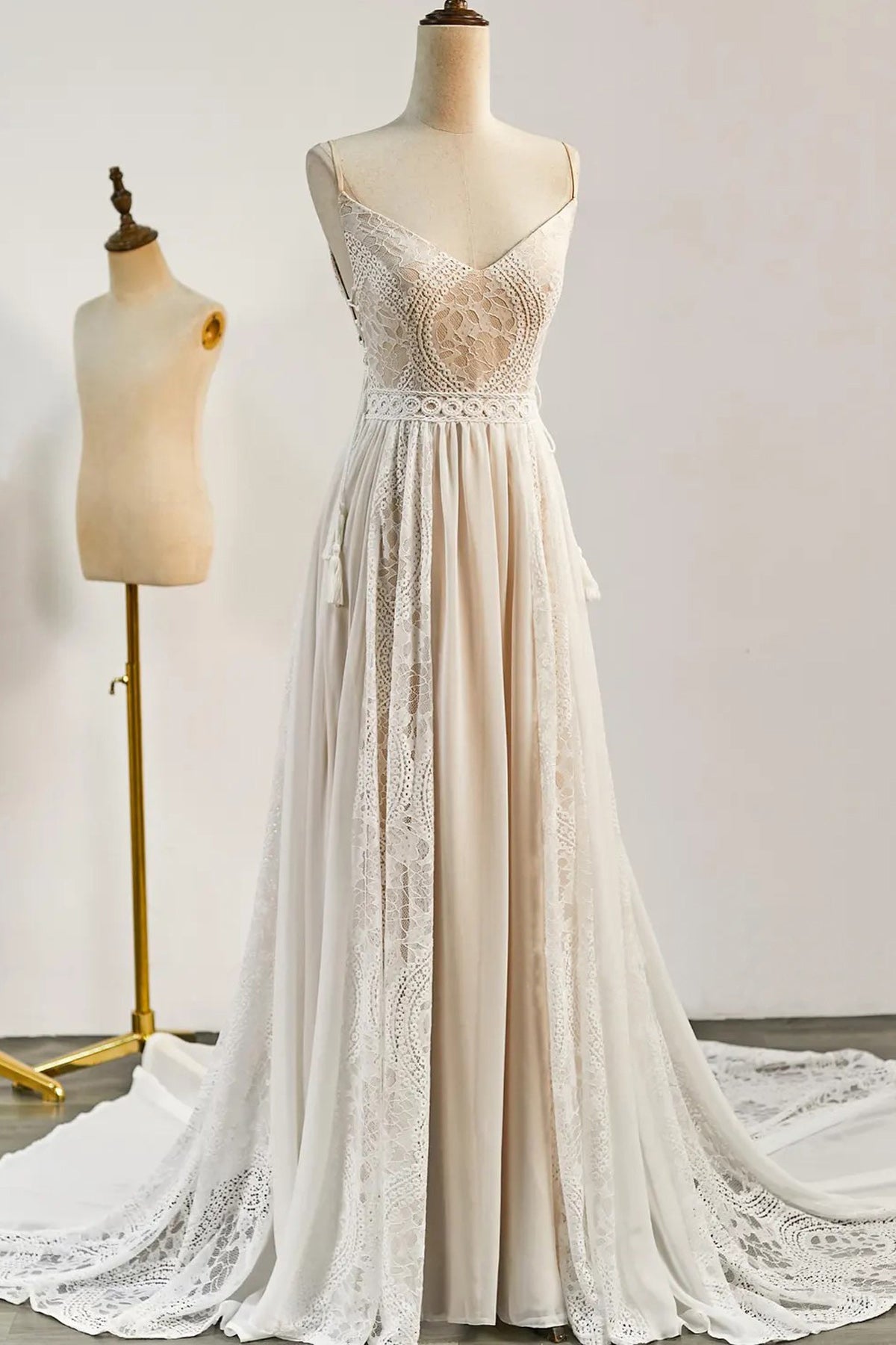 Bohemian Wedding Dress Lace V Neck Long Elegant Bridal Gown-Tirdress