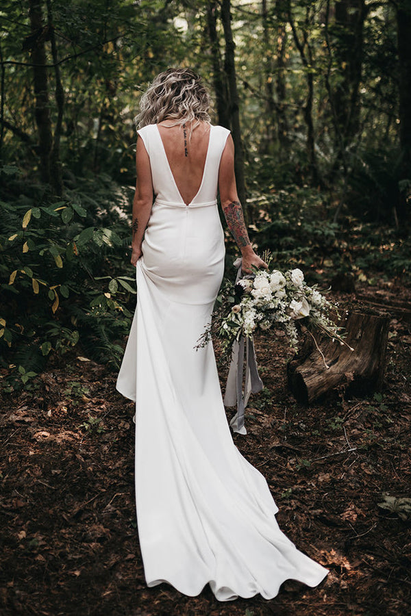 Deep V-Neck Sleeveless Ivory Simple Wedding Dress With Court Train-Tirdress