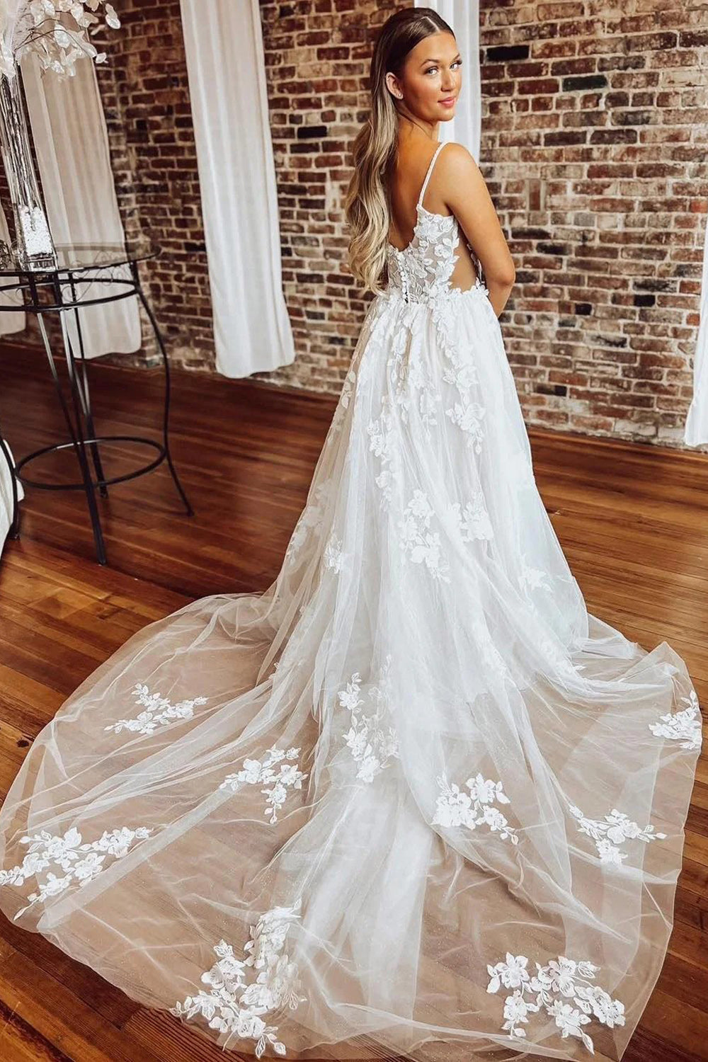 Beach Wedding Dress for Bride Tulle Lace Appliqued Wedding Gown-Tirdress