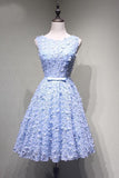 Rundhalsausschnitt, knielanges Heimkehrkleid mit offenem Rücken, blauer Spitze und Applikationen PG114
