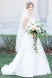 Elegantes, gestuftes Brautkleid im Meerjungfrau-Stil mit Sweep-Zug und Ausschnitt TN0052