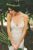 Elegantes rückenfreies weißes Brautkleid mit V-Ausschnitt und Schleppe WD009