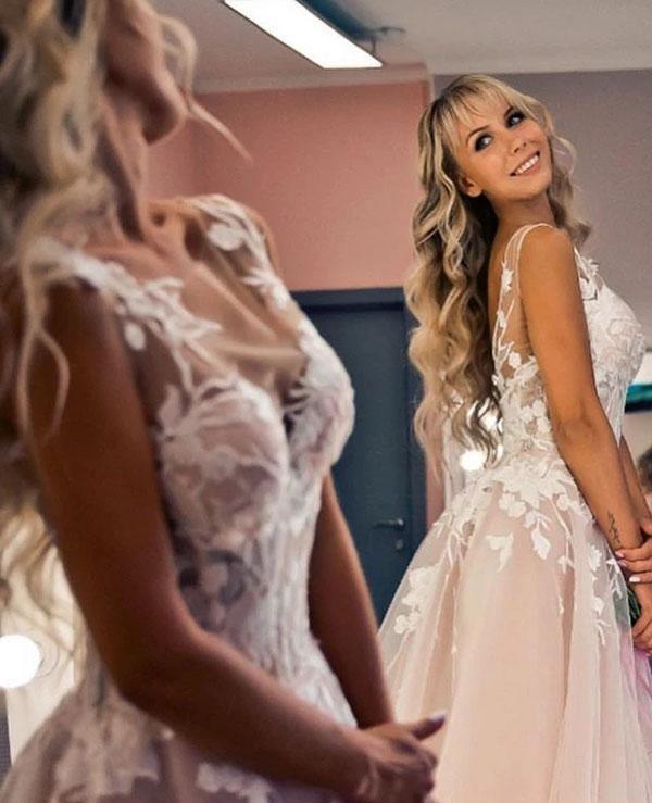 Floral Applique A-line Beach Wedding Dresses Backless Wedding Gown TN227 - Tirdress