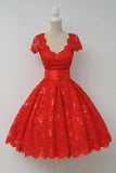 Superbe robe de soirée en dentelle rouge au genou avec bordure festonnée et ceinture TR0097