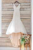 Langes, weißes Brautkleid im Meerjungfrau-Stil mit V-Ausschnitt und Schleppe mit Spitzenapplikationen WD113