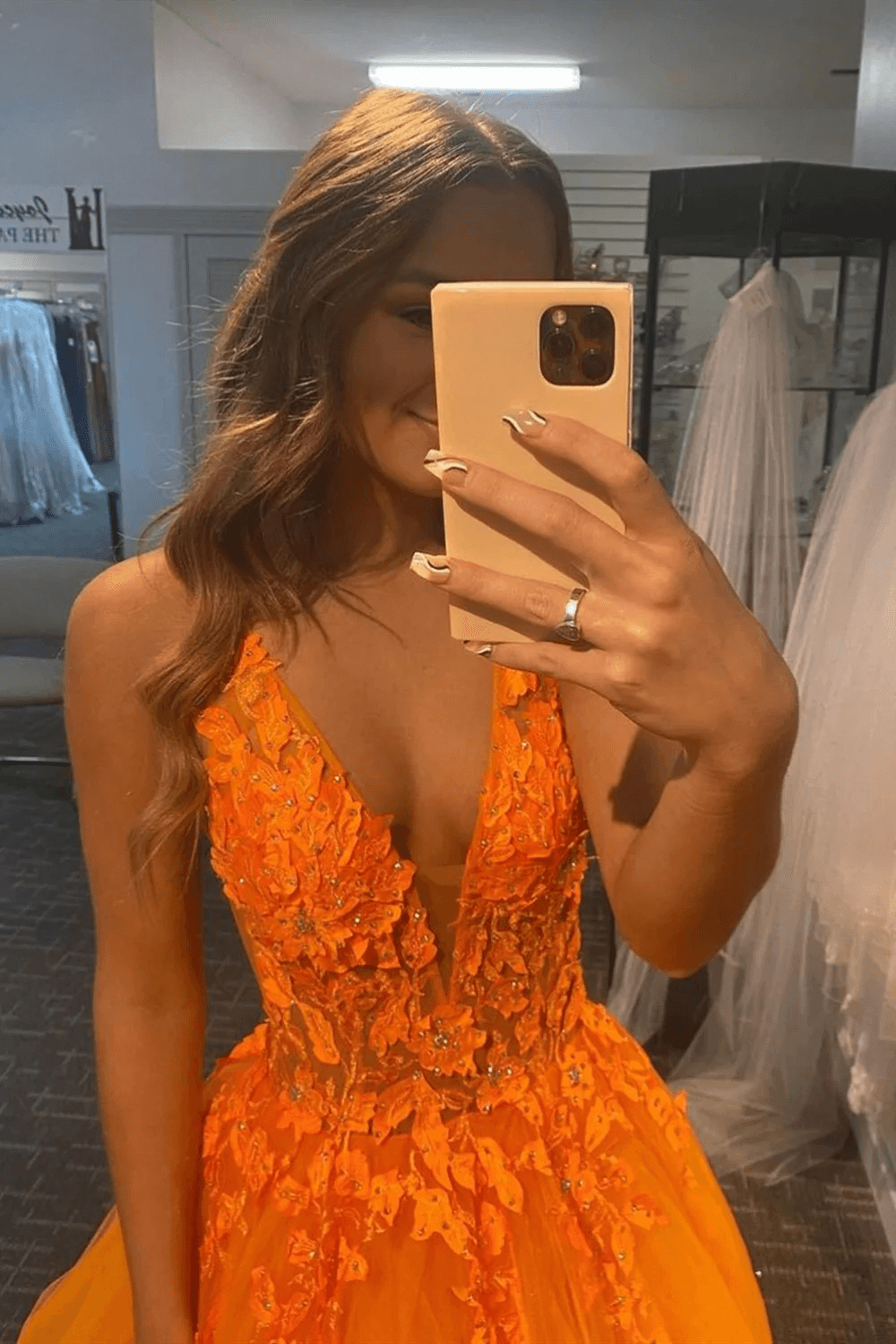 Robe de mariée courte avec manches longues en dentelle Robe de mariée courte avec manches longues en dentelle
