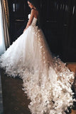 Weißes Brautkleid mit herzförmiger Hofschleppe und handgefertigter Blume TN0057