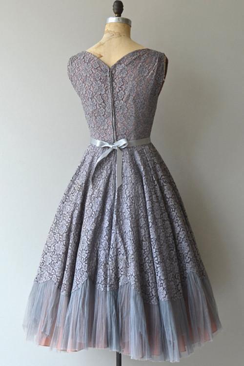 Vintage A-line Scalloped Short Silver Lace Homecoming Bridesmaid Dress TY0016 - Tirdress